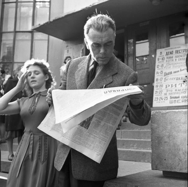 Мужчина с газетой «Правда», 1958 год, г. Свердловск