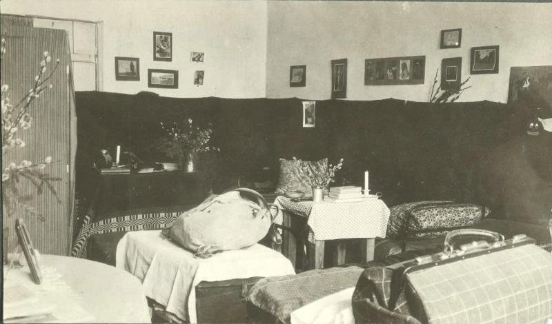Интерьер жилой комнаты, 1914 - 1918. Из серии «Хроники жизни полевого госпиталя».