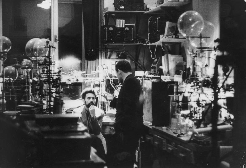«Опыты и споры не прекращаются до поздней ночи», 1963 год, г. Москва. В физической лаборатории.