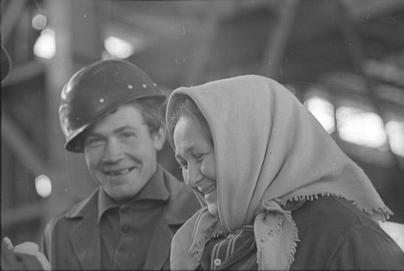 Рабочие - мужчина и женщина - в цехе, 1970-е