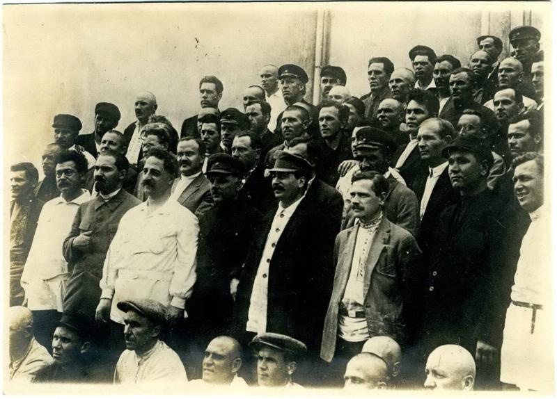 Лазарь Каганович, Серго Орджоникидзе, Климент Ворошилов, Иосиф Сталин среди рабочих, 1930 - 1937