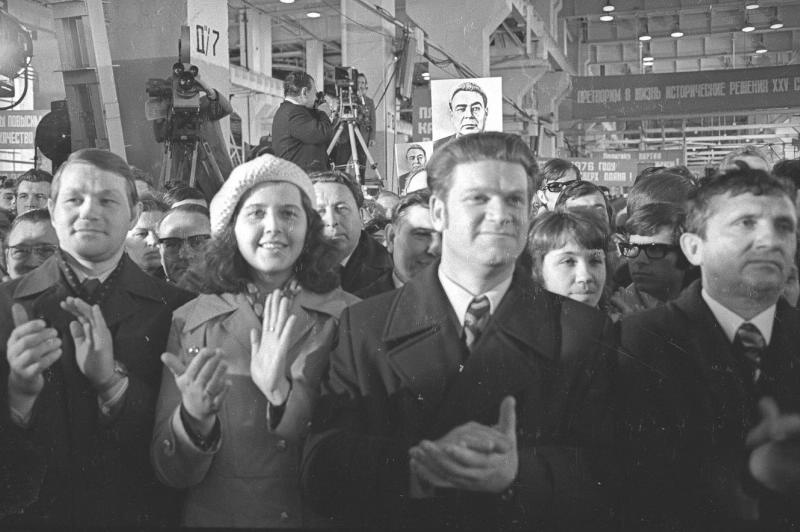 Работники ЗИЛа на митинге, 30 апреля 1976, г. Москва. Выставка «ЗИЛ: осталась только легенда» с этой фотографией.