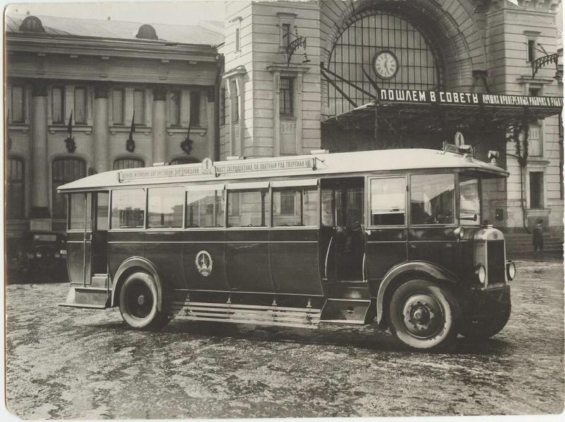 Автобус «Лейланд» у Белорусского вокзала, 1930-е, г. Москва. Выставка «Городские вездеходы» с этой фотографией.