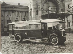 Автобус «Лейланд» у Белорусского вокзала, 1930-е, г. Москва. Выставки&nbsp;«Городские вездеходы» и «Московский автобус» с этой фотографией.