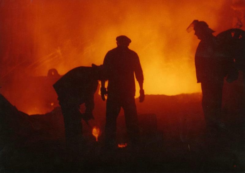 Рабочие ведут плавку в доменном цеху металлургического завода имени Петровского, 1978 год, Украинская ССР, г. Днепропетровск