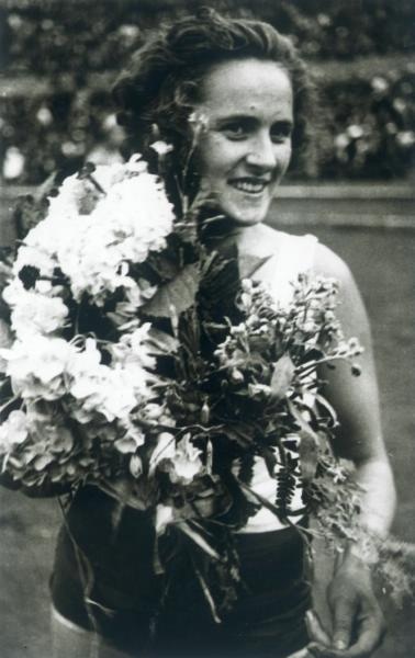 Спортсменка после победы в забеге на стадионе «Динамо», 1934 год, г. Москва