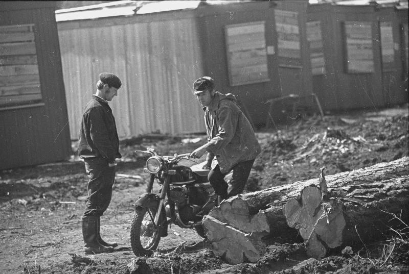 Двое парней около мотоцикла, 1974 год, Иркутская обл., Усть-Кутский р-н, пос. Звездный