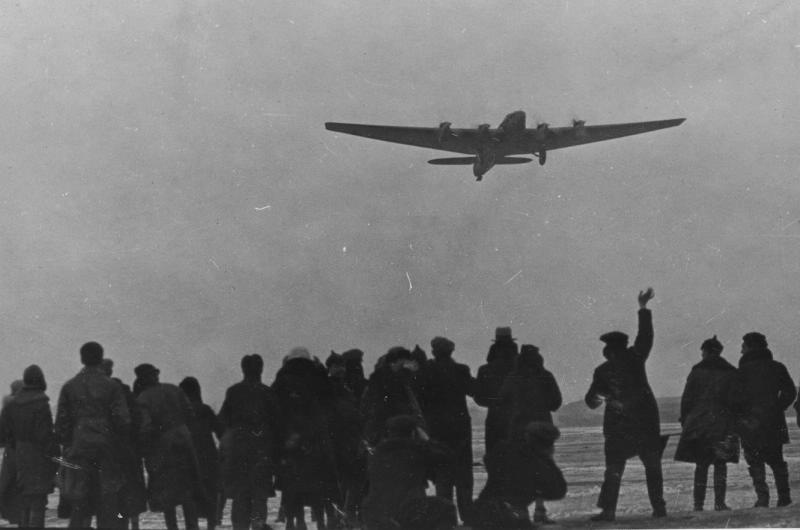 Самолет и провожающие, 22 марта 1938