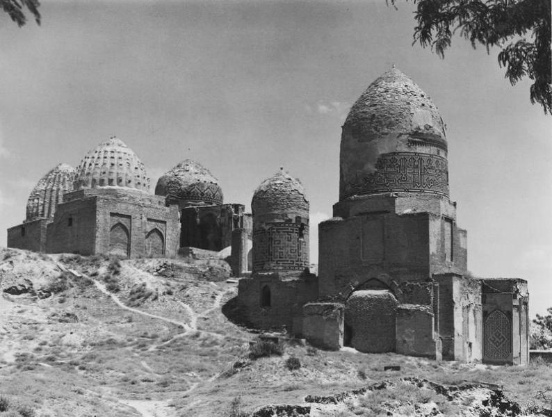 Шахи Зинда, 1947 год, Узбекская ССР, г. Самарканд. Ансамбль Шахи Зинда формировался на протяжении девяти веков и включает более двадцати сооружений IX–XIV и XIX веков.