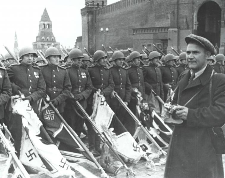 Парад Победы, 24 июня 1945, г. Москва. Справа – фотограф Евгений Халдей.Видео «Евгений Халдей» с этой фотографией.&nbsp;