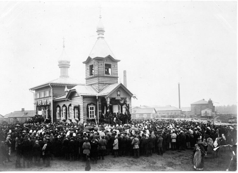 Люди у деревянной церкви, 1900-е, Новгородская губ., Боровичский у., пос. Кошели