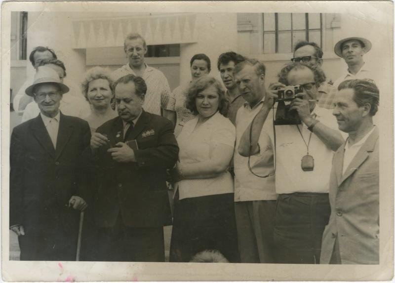 В.А. Темин с супругой среди друзей, 1960-е