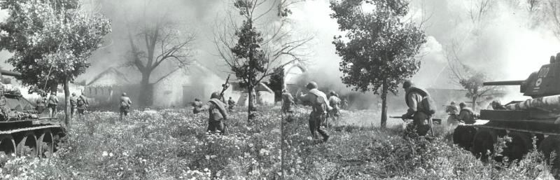 Бой за населенный пункт, 1942 год. Видеолекция «Макс Альперт. "Восстановление фактов"» с этой фотографией.