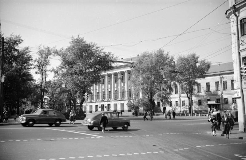 Перекресток, 1950-е, г. Москва. Вид на перекресток за Страстным бульваром, больницу № 24 (бывшую Императорскую Екатерининскую больницу).