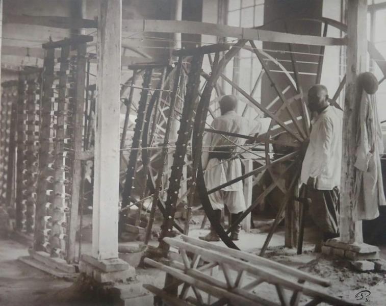 Аштобы в кустарной мастерской, 1931 год, Таджикская ССР, г. Ходжент. Ныне город Худжанд (Таджикистан).&nbsp;Выставка «Ручной труд. Кустари» с этой фотографией.