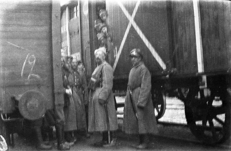 Военные около вагона, 1914 - 1918