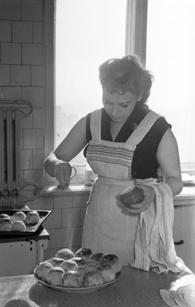 Лидия Смирнова дома, 1956 - 1958, г. Москва. Выставка «Хлопоты на кухне», видео «Лидия Смирнова. Эпизод из жизни» с этой фотографией.