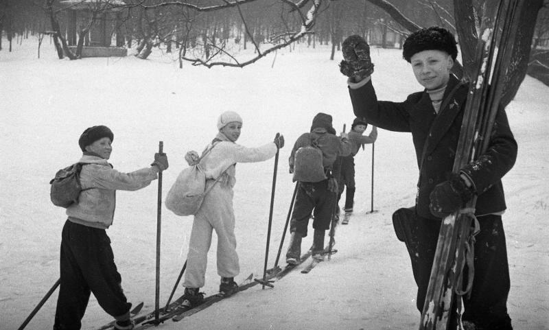 На занятиях лыжным спортом, 1946 год