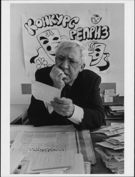 Юрий Никулин читает письма читателей на конкурс «Реприза для клоуна», 1980 - 1985, г. Москва. Видео «Цирк на Цветном» с этим снимком.
