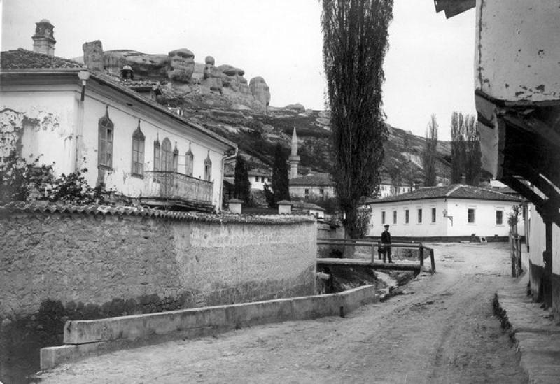 Вид улицы в Бахчисарае близ Ханского дворца, 1915 год, Крым, г. Бахчисарай