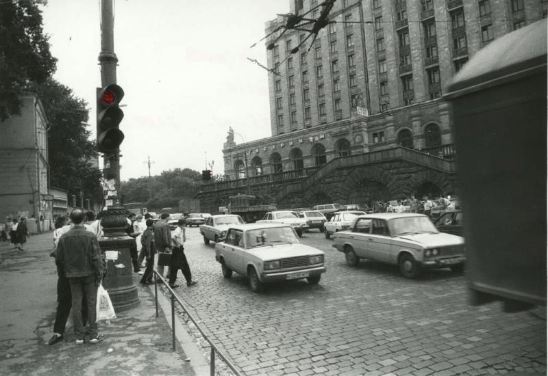 Безвластие, 21 июля 1993, г. Москва, Баррикадная улица. Выставка «Москва эпохи мэра Юрия Лужкова» с этой фотографией.&nbsp;