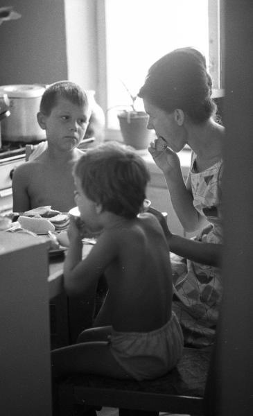 Семья на кухне, 1967 год, Волгоградская обл., г. Волжский