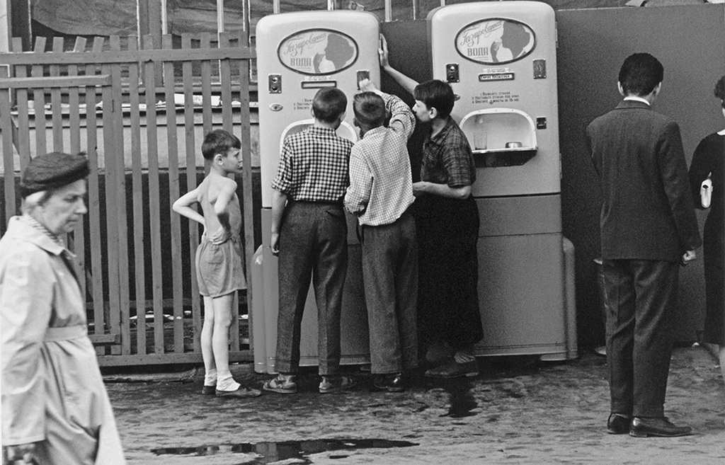 Дети у автомата с газировкой, июнь - август 1958, г. Москва. Из серии «Арбатская площадь».Выставка «Счастливое советское детство»,&nbsp;видео «Дмитрий Бальтерманц» с этим снимком.