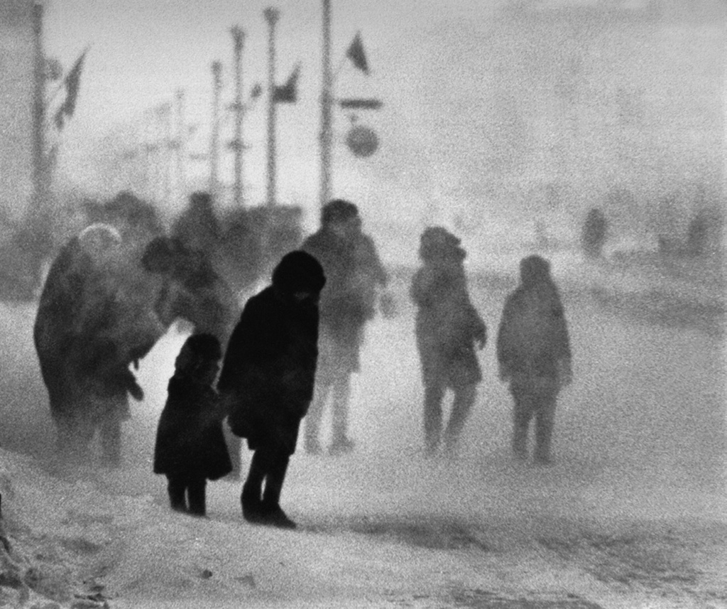 Зимний день, 1963 год, г. Норильск. Выставки «Метелица моя»,&nbsp;«Зима в объективе Всеволода Тарасевича», «А снег идет, а снег идет, и все вокруг чего-то ждет…» и видео «Самуил Маршак. "Круглый год"» с этой фотографией.