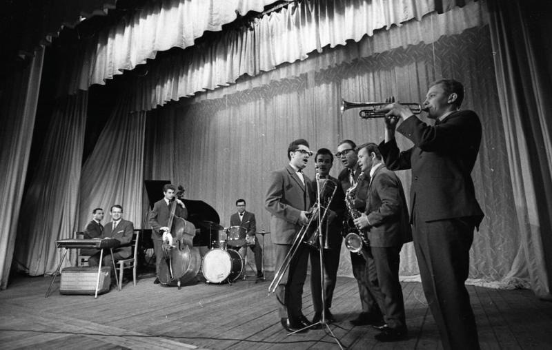 Амурская филармония. Джаз-оркестр, 1960-е. Выставка «"То, что мы играем, и есть сама жизнь". – Луи Армстронг» с этой фотографией.
