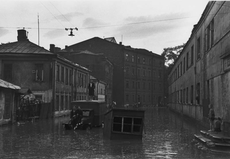 Наводнение в Курсовом переулке после грозовых ливней в мае 1949 года, май 1949, г. Москва