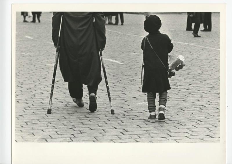 Мужчина на костылях и мальчик, 1960-е, г. Москва