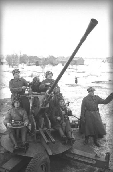 Польская дивизия. 2-я гвардейская польская бригада. Группа артиллеристов на орудии, 1941 - 1942, Оренбургская обл.