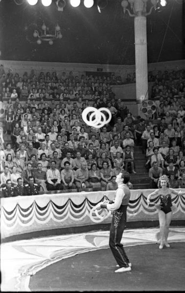 Жонглеры Аберт, 1959 - 1960, г. Москва. Московский цирк на Цветном бульваре. Жонглирует Эдуард Аберт.
