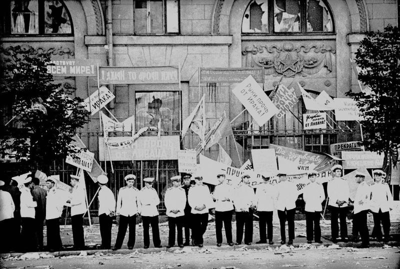 Шеренга милиционеров перед зданием посольства США, июль 1958, г. Москва