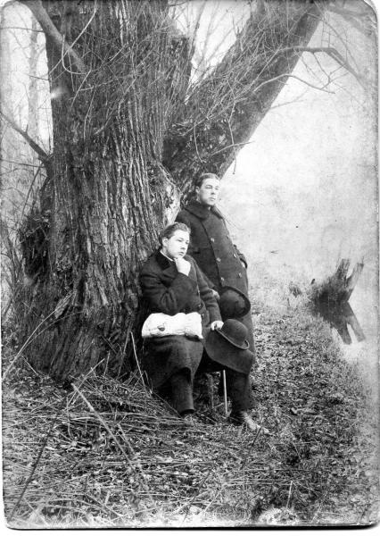Мужчины под деревом, 1910-е