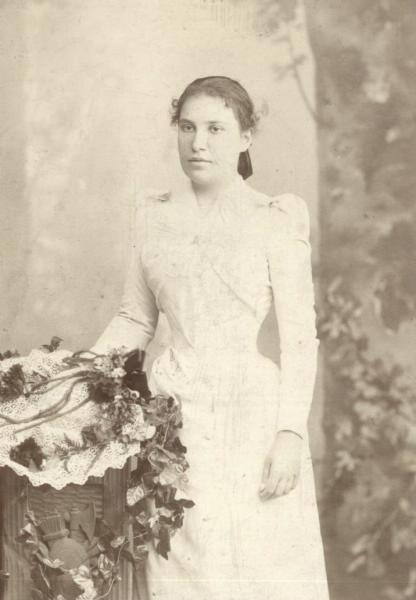 Портрет девушки, 1890-е, г. Москва. Альбуминовая печать.