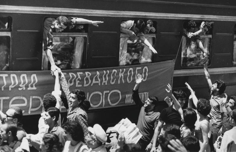 В путь, 1960-е, Армянская ССР. Студенты Ереванского института едут на целину.Выставка «Молодежь 1960-х»&nbsp;и видео&nbsp;«Пиар-кампания "Целина"», «Учись, студент!» с этой фотографией.&nbsp;