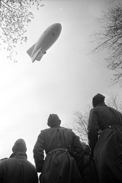 Аэростат, 1943 год. Выставка «"На большом воздушном шаре". 15 фотографий с аэростатами» с этой фотографией.