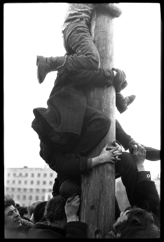 «В небо за подарками». Праздник Масленицы на площади Ленина, 10 марта 1984, г. Новокузнецк. Выставка «Масленичные гуляния» с этой фотографией.