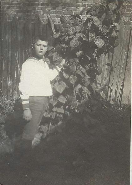 Мальчик в матроске, 1900-е
