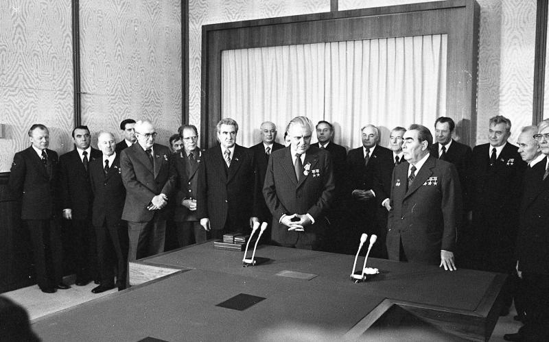 Леонид Брежнев и другие партийные и хозяйственные деятели СССР во время вручения наград Владимиру Щербицкому, 1977 год, г. Москва