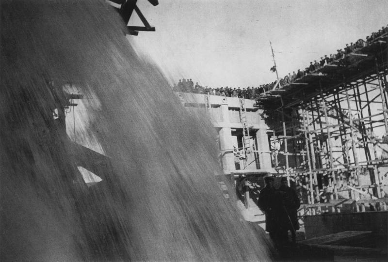 «Первая волжская вода». На строительстве канала Москва – Волга, 10 - 20 апреля 1937. Видео «Строительство канала Москва — Волга» с этой фотографией.