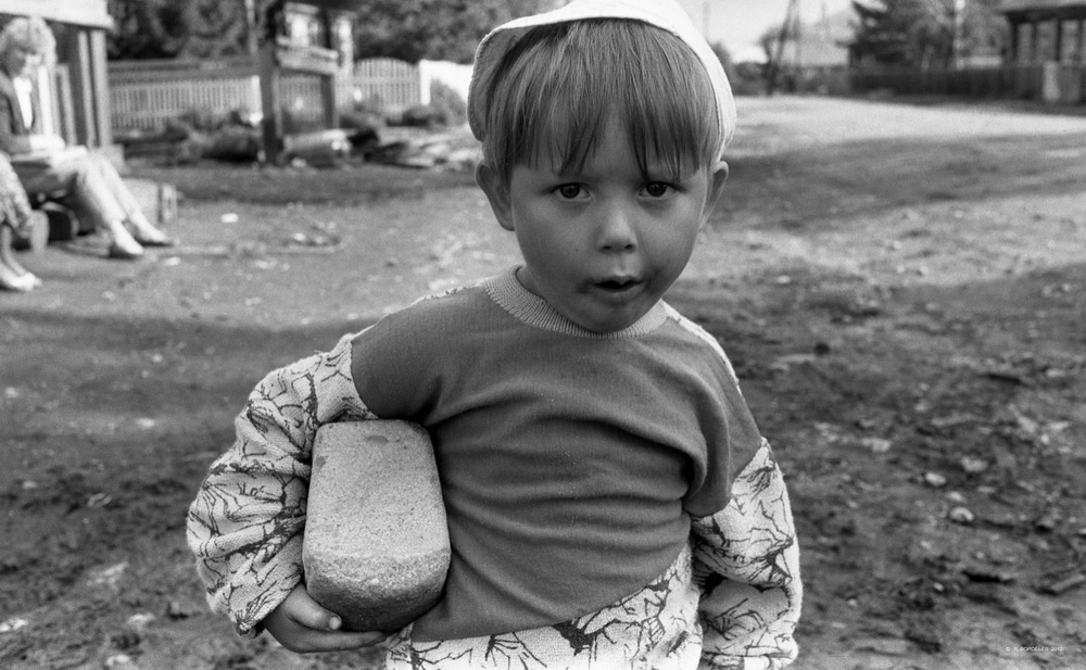 Малец с хлебом, 1990 год, Горный Алтай, с. Мульта. Выставка «Хлеб – всему голова!» с этой фотографией.&nbsp;