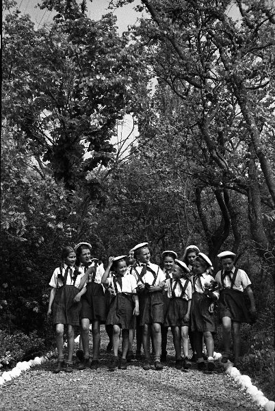Группа девочек-пионерок в парке, 1950 - 1969. Выставка «Будь готов!» с этой фотографией.