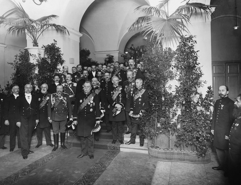 Группа сотрудников министерства внутренних дел с министром Вячеславом Константиновичем фон Плеве, 1902 год, г. Санкт-Петербург