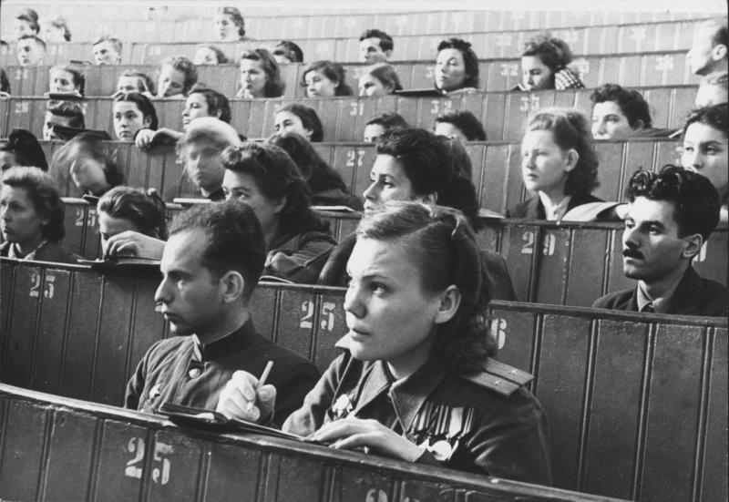 Первая после окончания войны лекция в Большой аудитории МГУ, 1 сентября 1945, г. Москва. Видео «Эммануил Евзерихин» и выставка «Тянуться к знаниям» с этой фотографией.