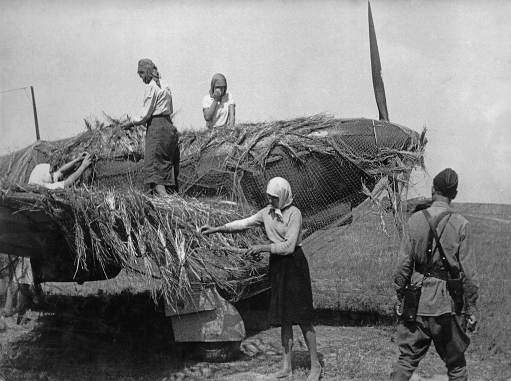 Девушки замаскировывают самолет, 22 июня 1941 - 30 сентября 1941. Выставки&nbsp;«Человек на войне»&nbsp;и «Война. Начало» с этой фотографией.