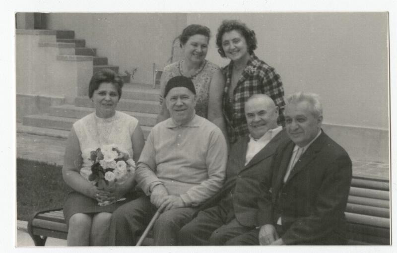 Георгий Жуков в окружении родных и друзей, 1960-е