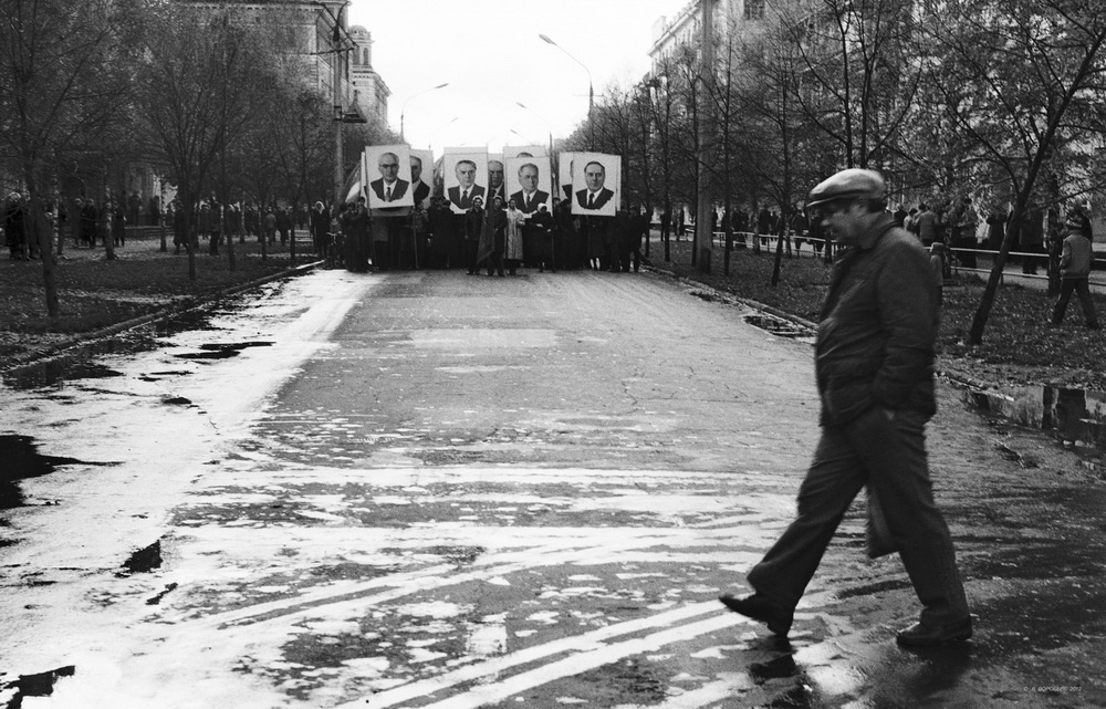 «Перпендикулярно идущий», 5 октября 1983, г. Новокузнецк. Выставка «Новокузнецк Владимира Воробьева» с этой фотографией.