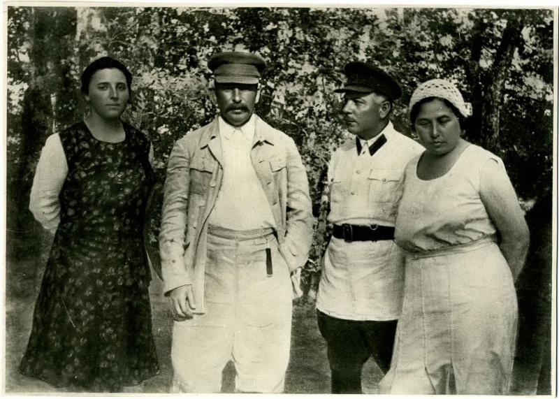 Иосиф Сталин, Надежда Аллилуева, Климент Ворошилов и Екатерина Ворошилова, 1930 - 1932